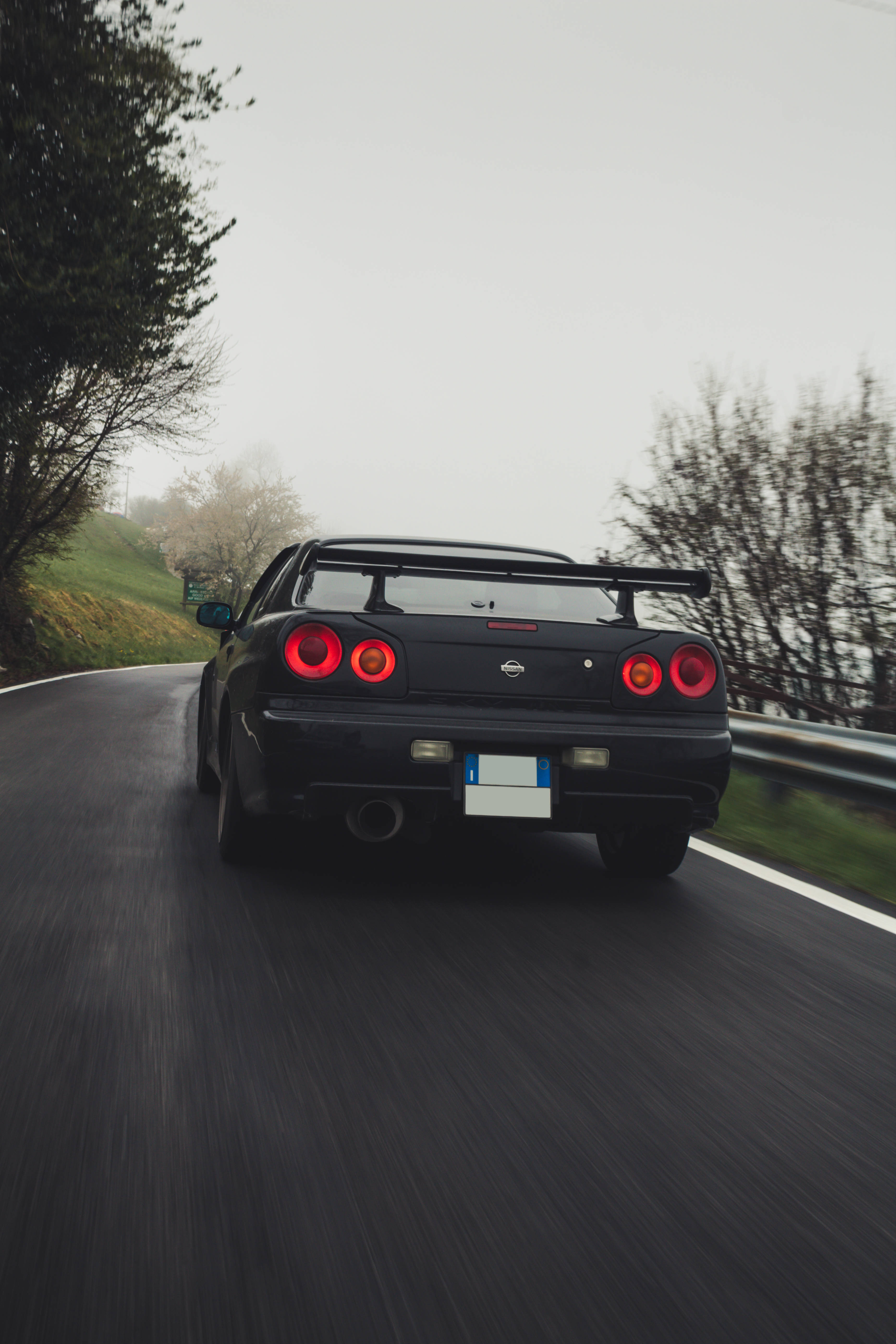 ניסאן סקייליין GTR R34 בכביש ערפילי טפט