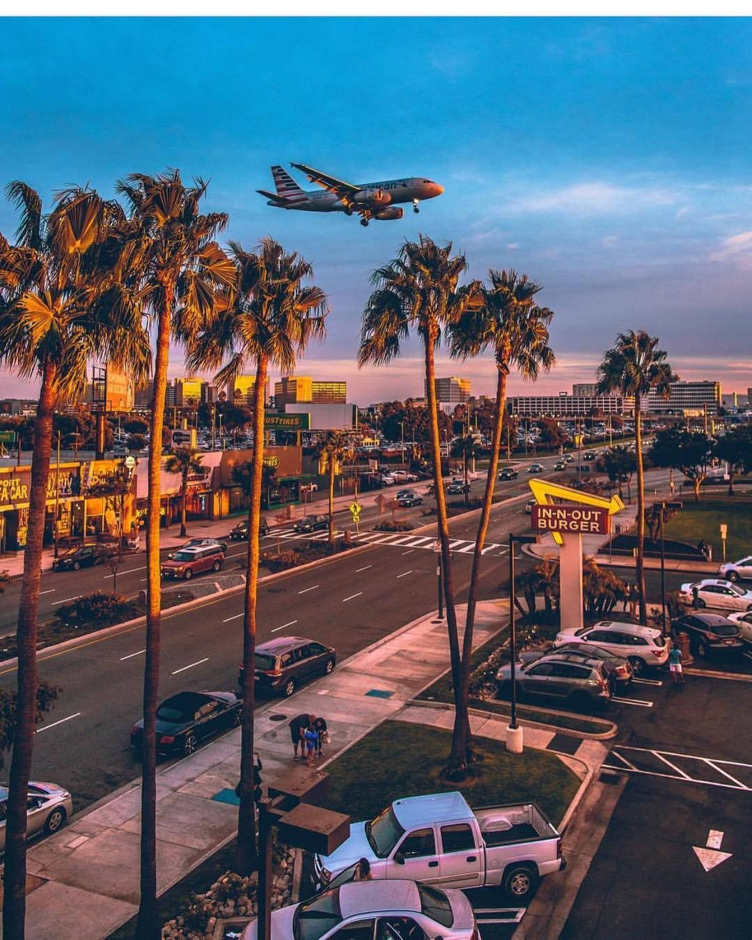 שקיעה מעל נמל התעופה הבינלאומי של לוס אנג'לס (LAX) טפט