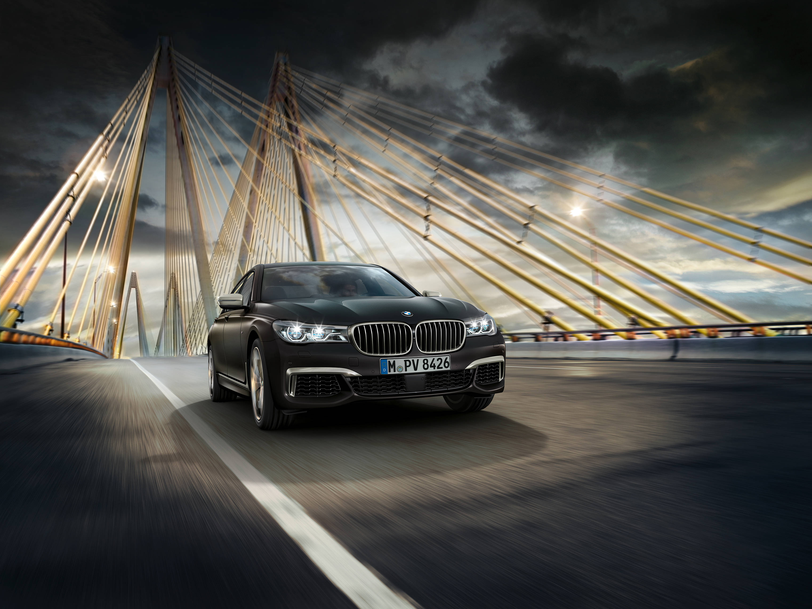התכוננו לקחת את ההגה של ב.מ.וו M760Li XDrive היוקרתית טפט