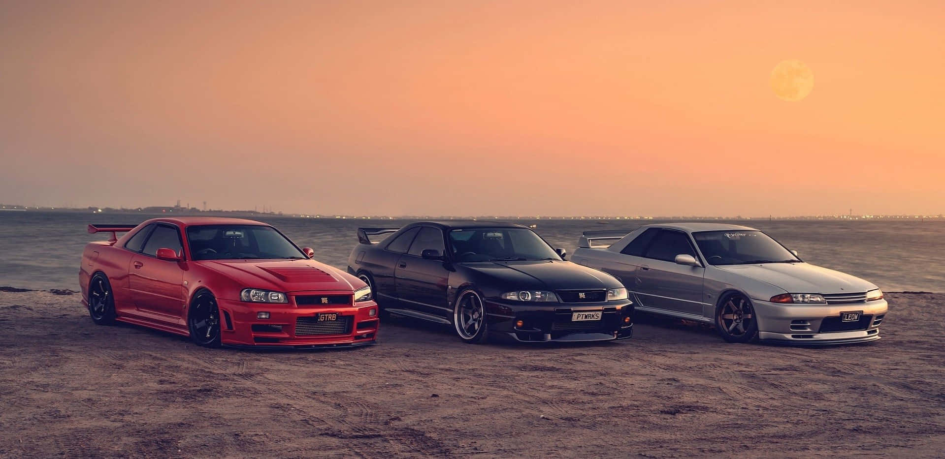 ניסאן סקייליין R33 GT-R ממתין לתורו לזרוח טפט