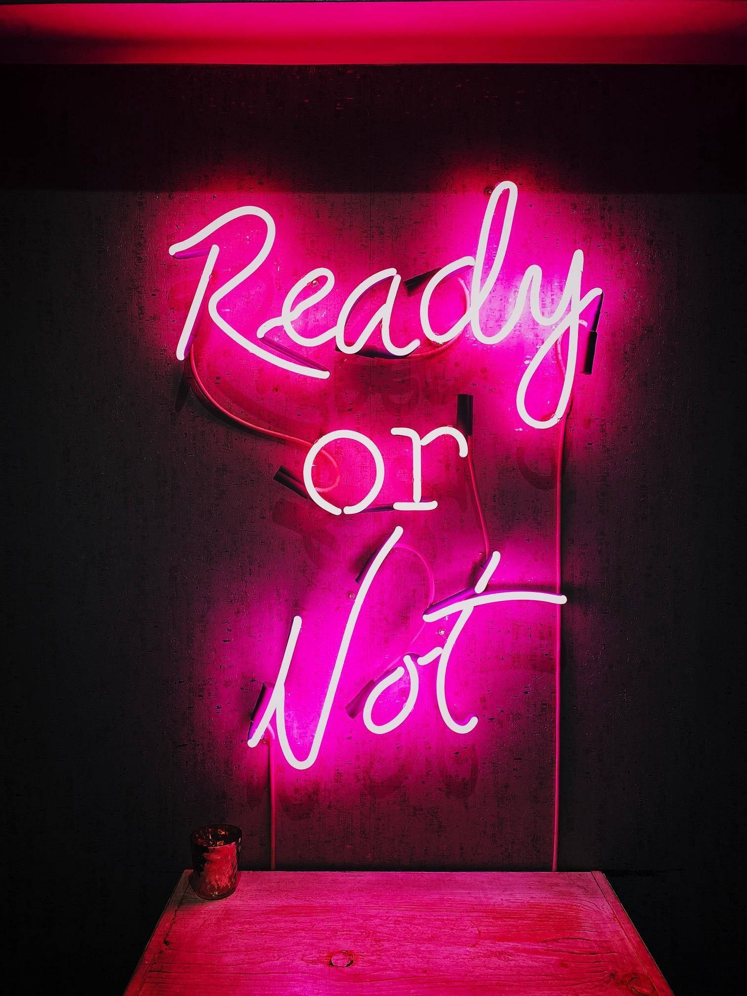 שלט ניאון ורוד Ready Or Not טפט