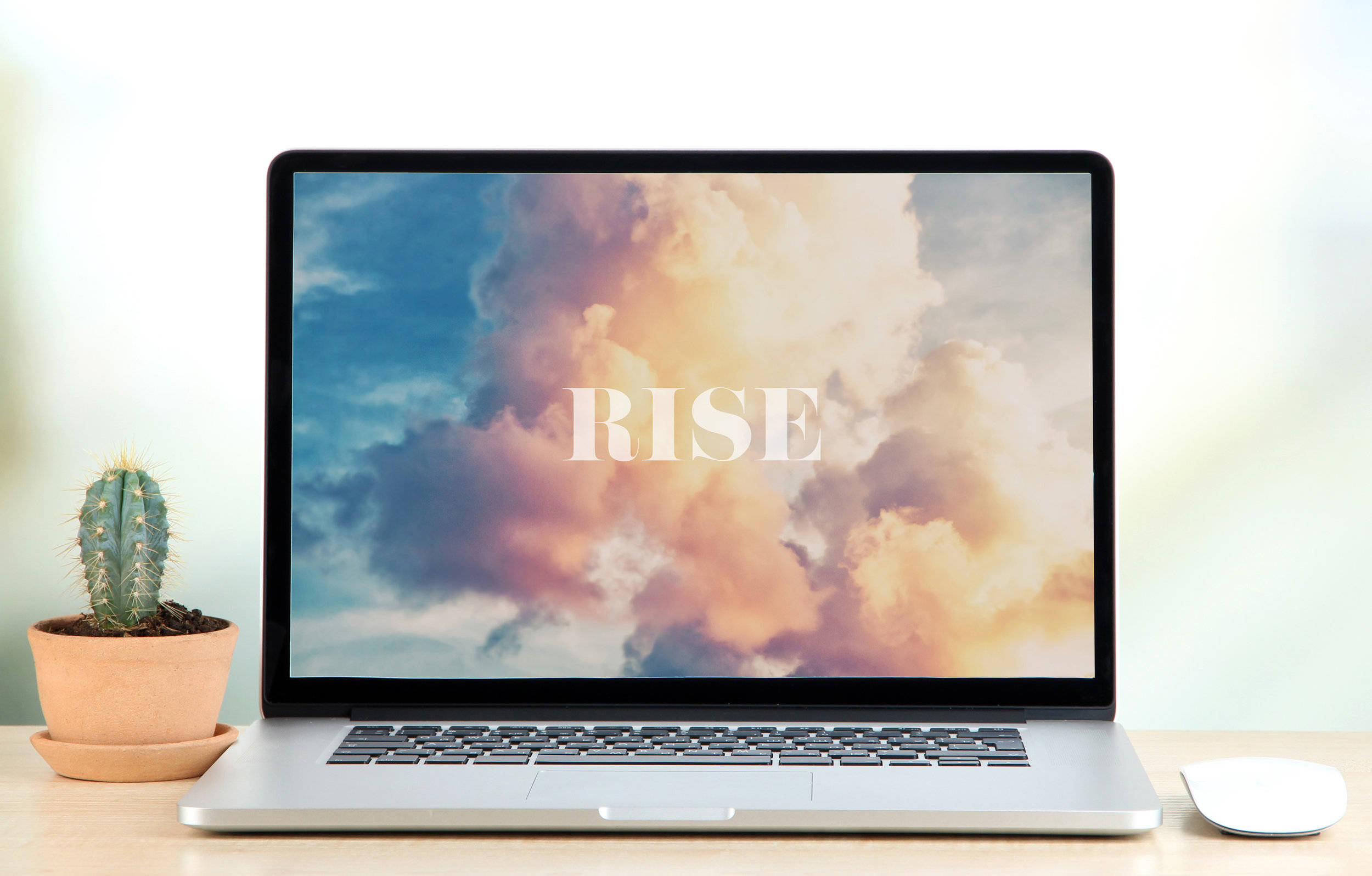 מחשב נייד משרדי עם עננים אסתטיים ו-Rise טפט