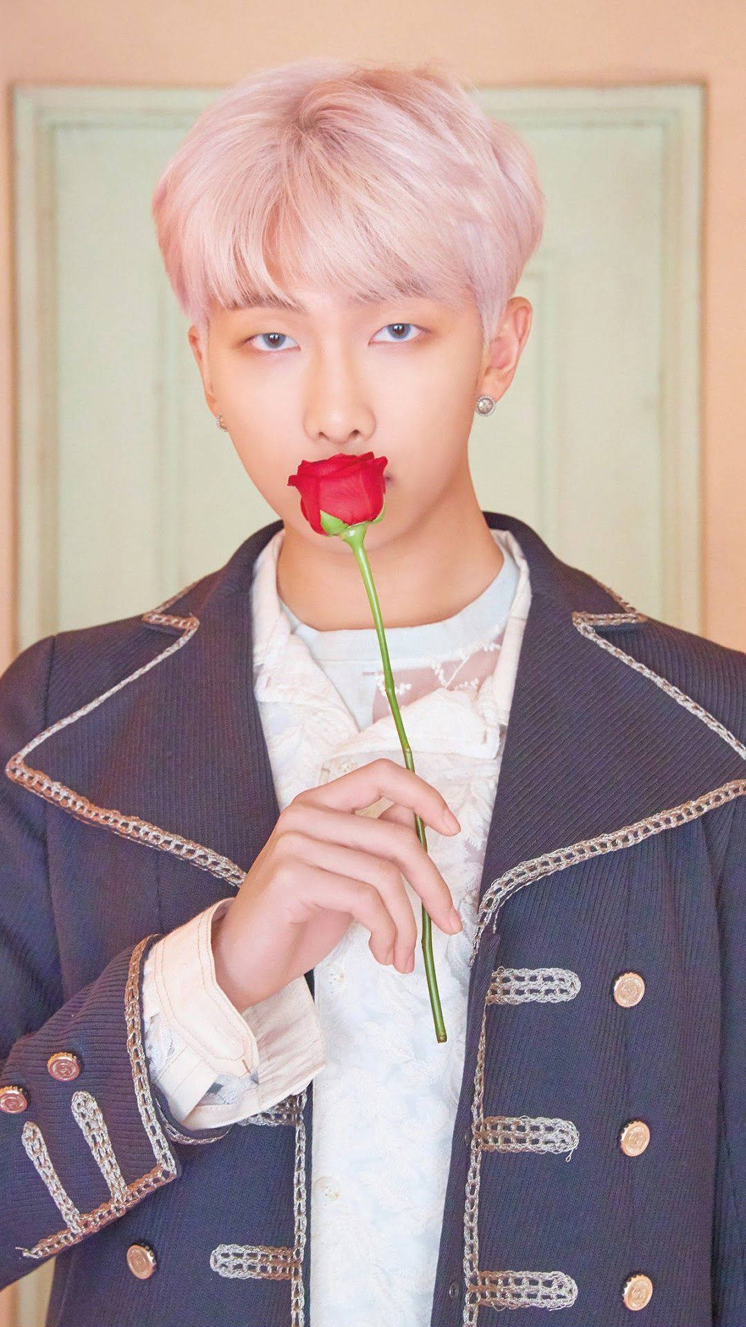 RM חמוד מ-BTS עם ורד טפט