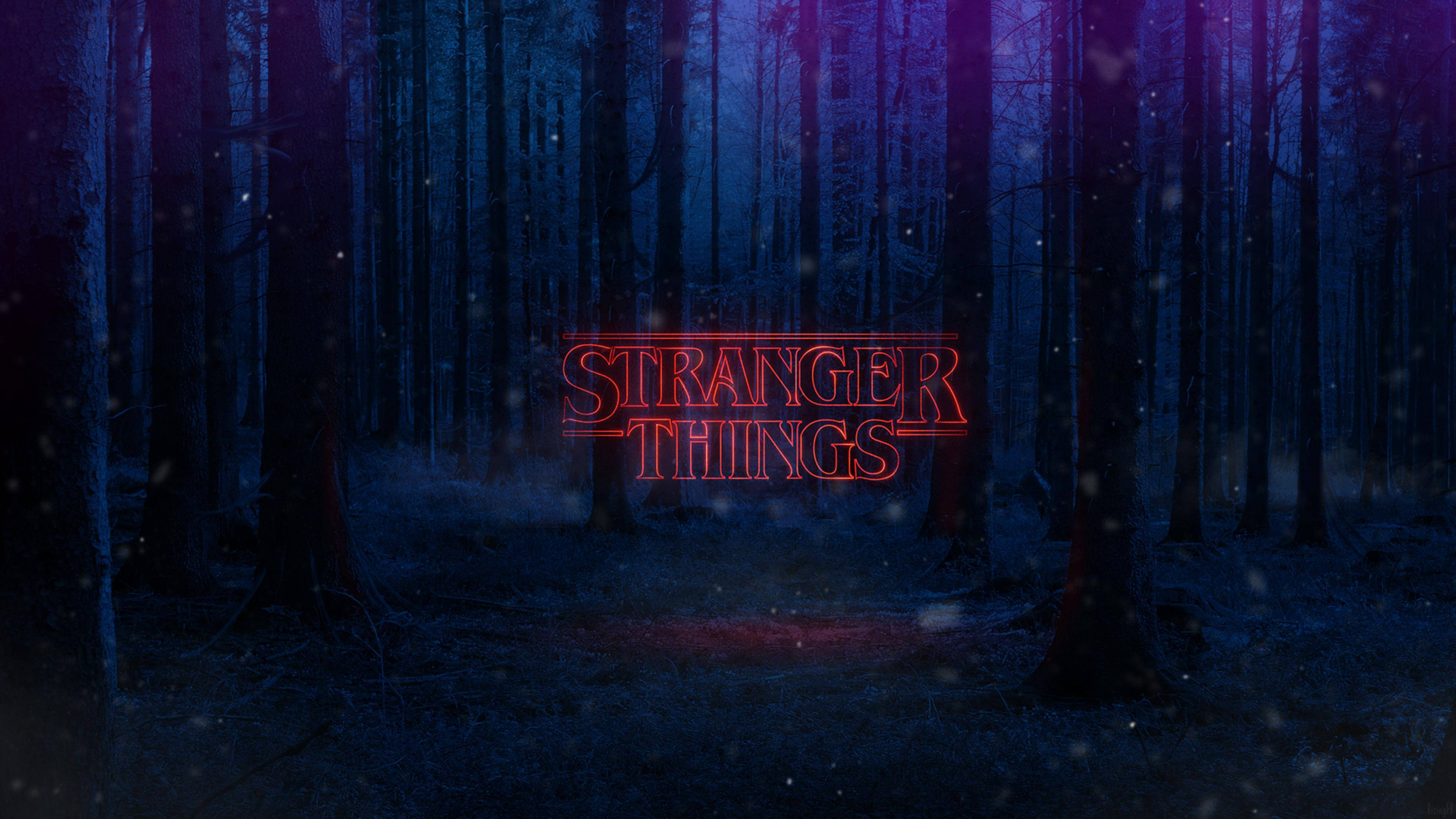 Stranger Things 4K לוגו ביער טפט