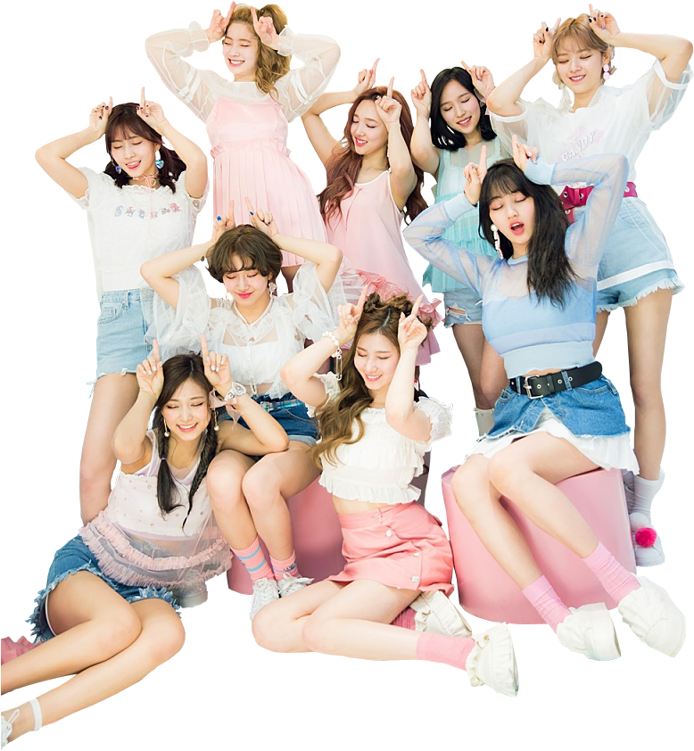 להקת Twice פוזה עליזה בתלבושות טפט