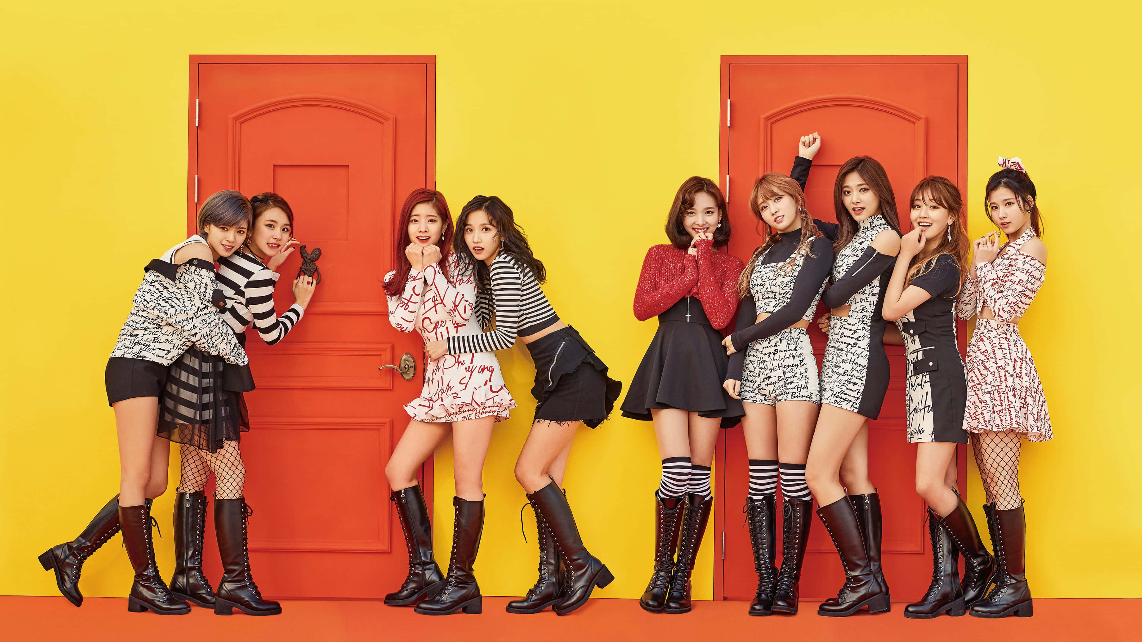 רגעים מהפנטים עם להקת הקיי-פופ Twice טפט