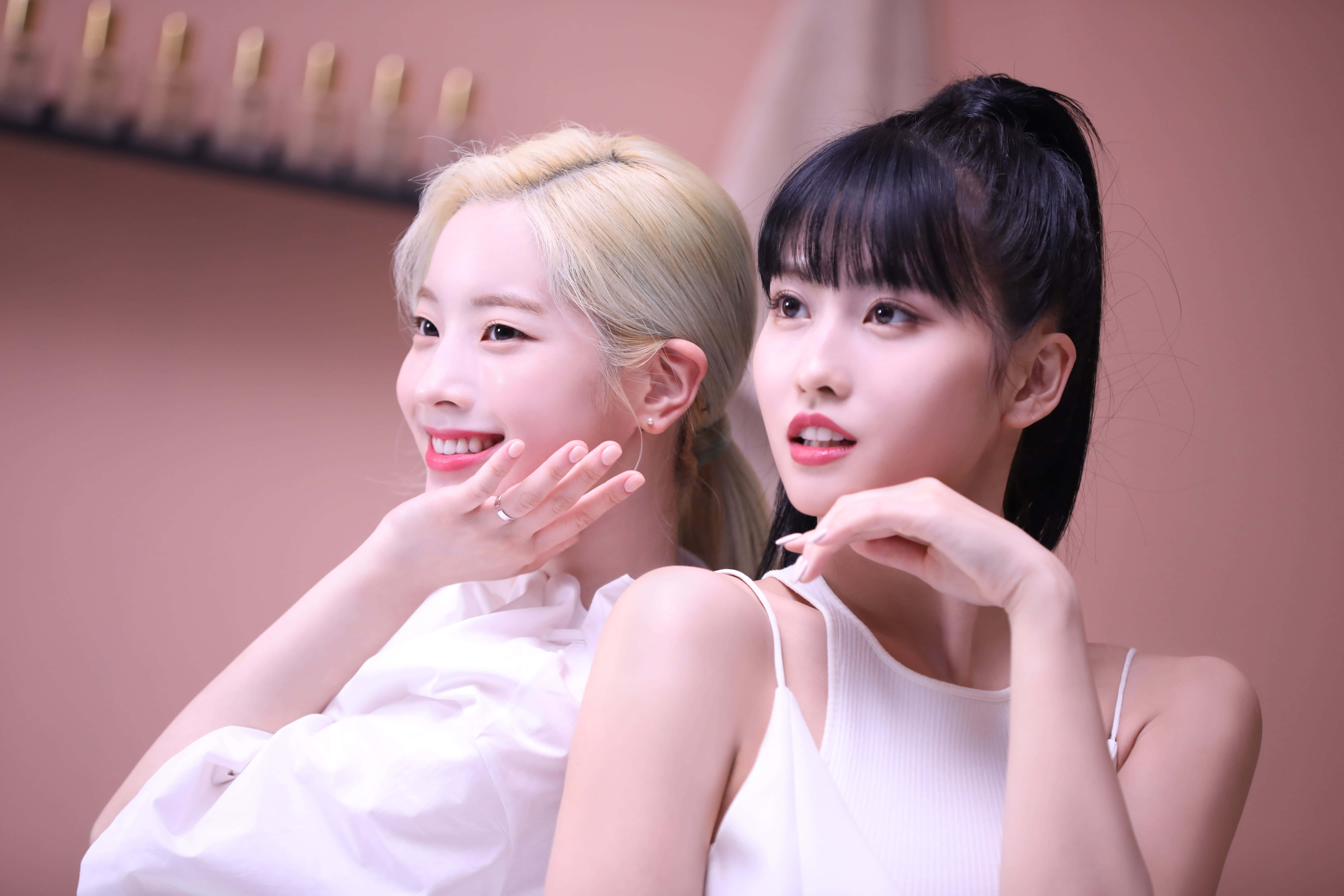 תמונת קבוצה מהפנטת של TWICE טפט