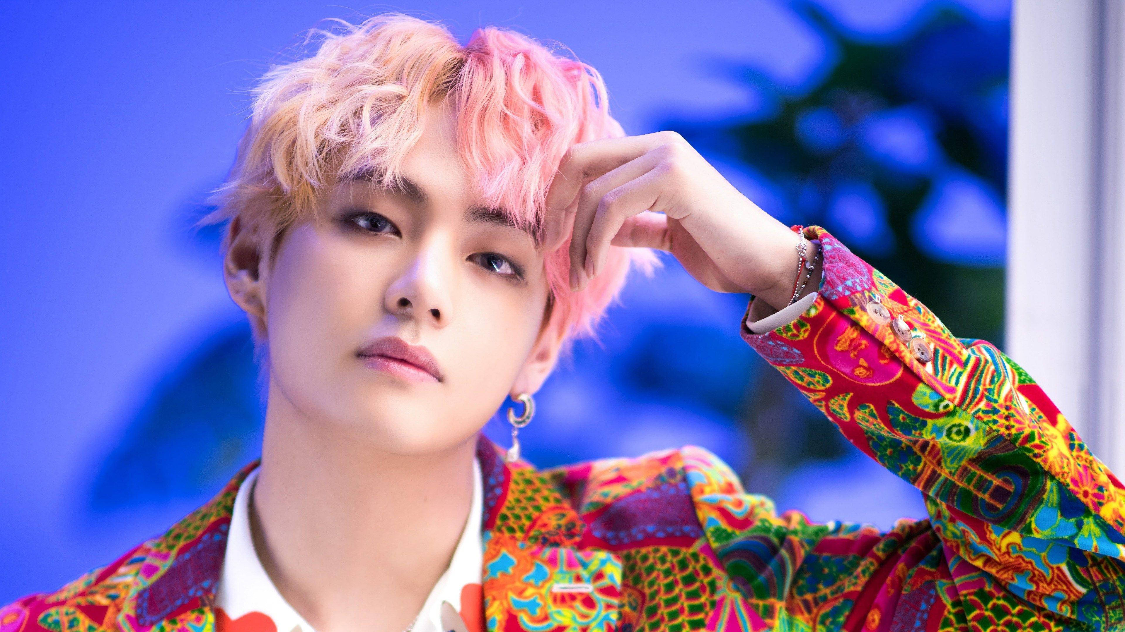 V מ-BTS בחליפה צבעונית טפט
