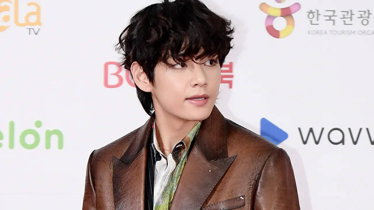 V מ-BTS בז'קט עור חום טפט