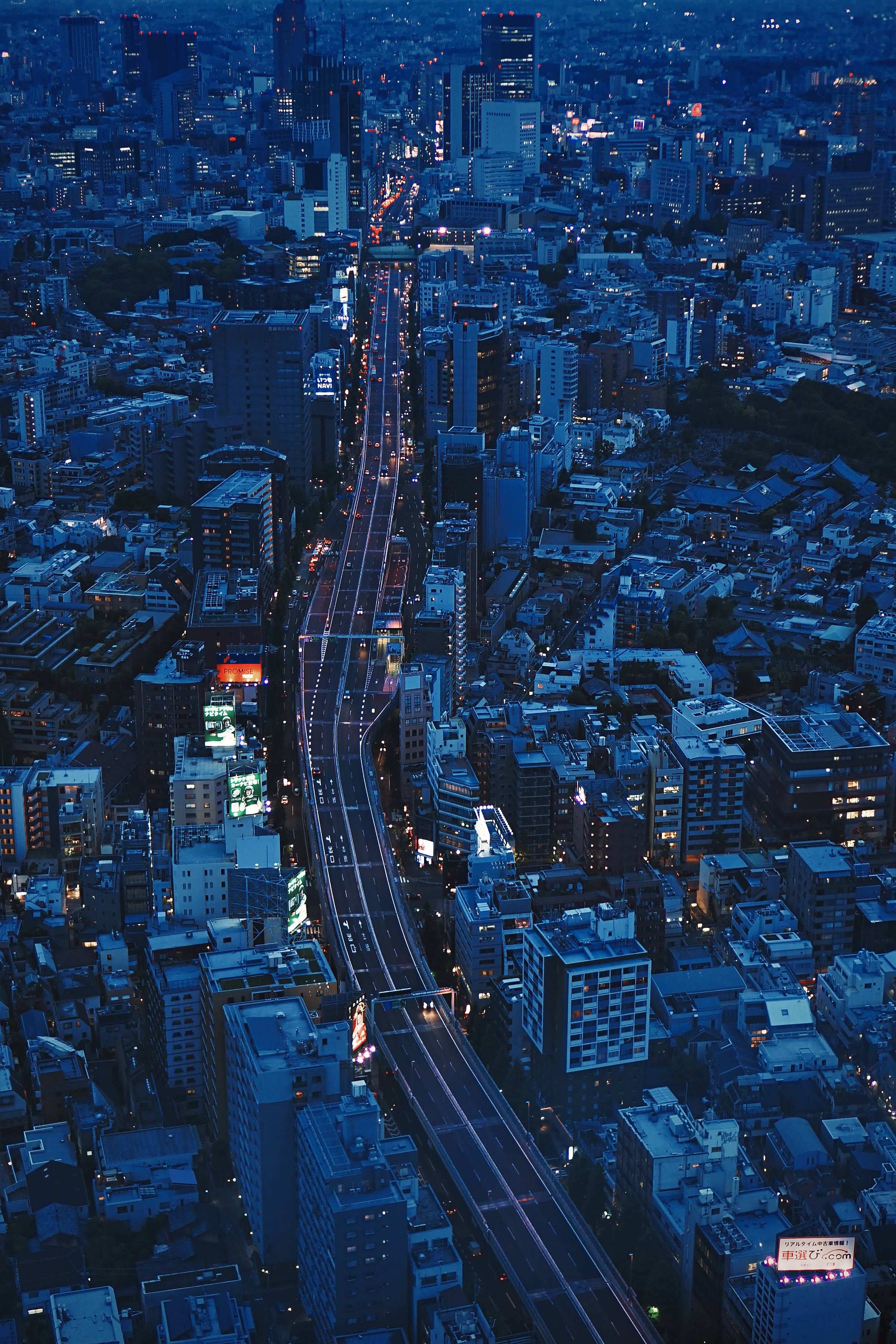 אייפון אלגנטי על שולחן עץ טפט
