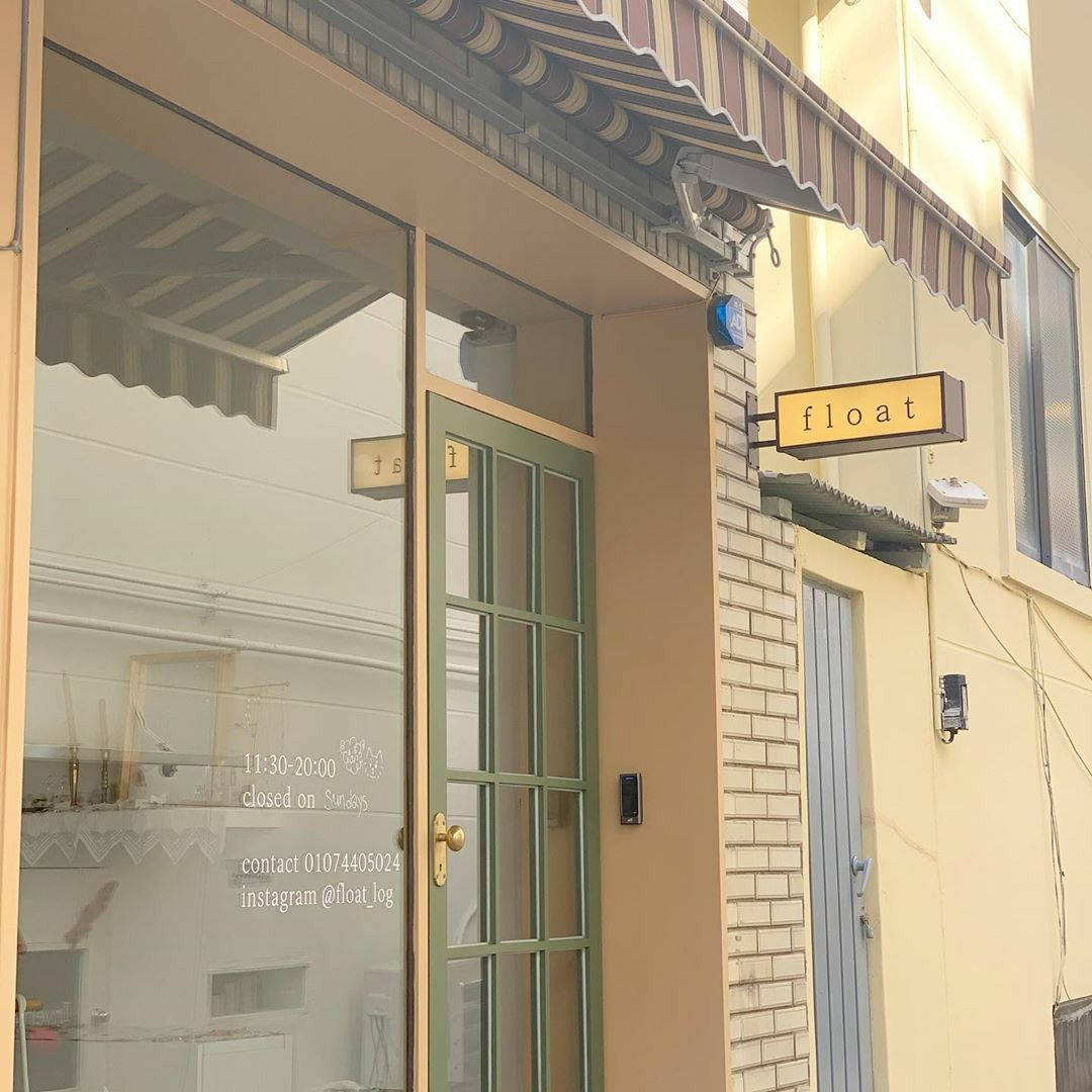 אסתטיקה קוריאנית של חנות בז' מבחוץ בהשראת פינטרסט טפט