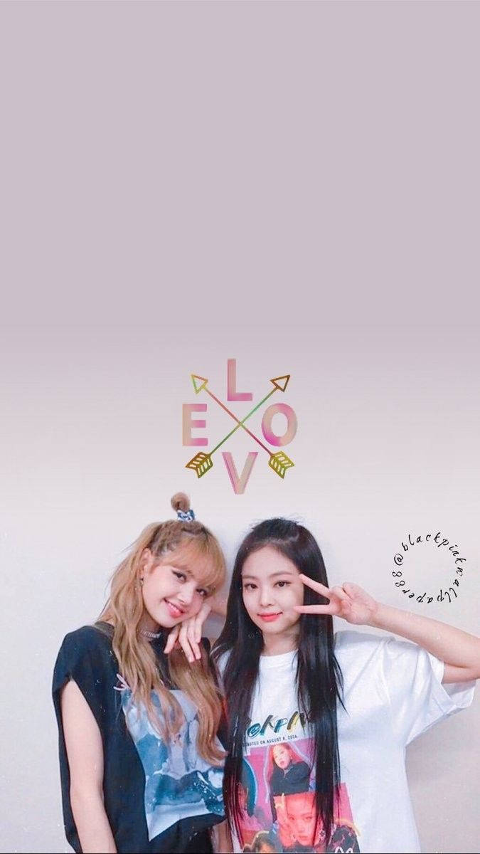 ליסה וג'ני בלאקפינק על רקע לבן עם חצים וטפט LOVE — בלאקפינק טפט