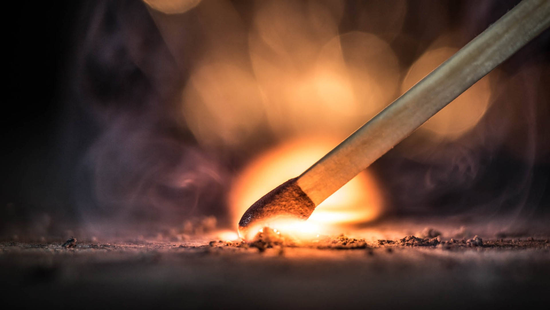 גפרור נדלק טפט