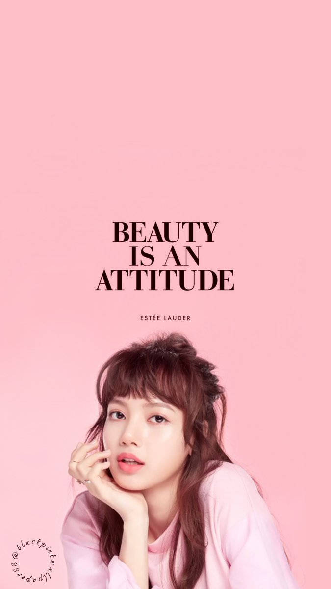 טפט ליסה מבלאקפינק על רקע ורוד עם כיתוב Beauty Is An Attitude — בלאקפינק טפט