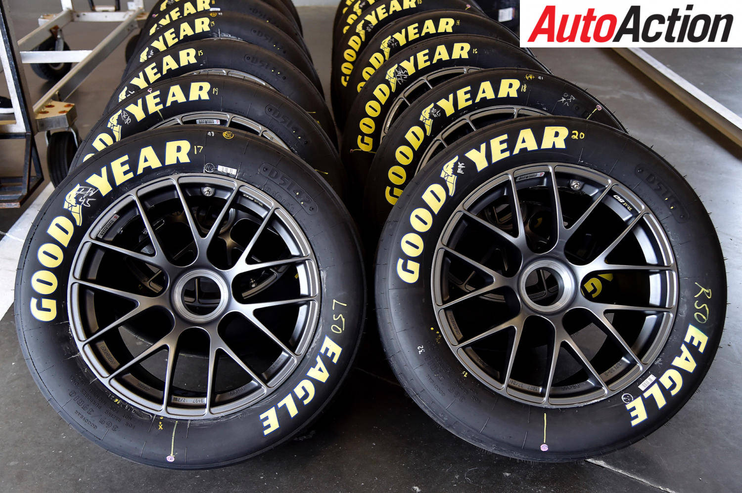 חווית מירוץ אולטימטיבית עם צמיגי Goodyear — מכוניות טפט