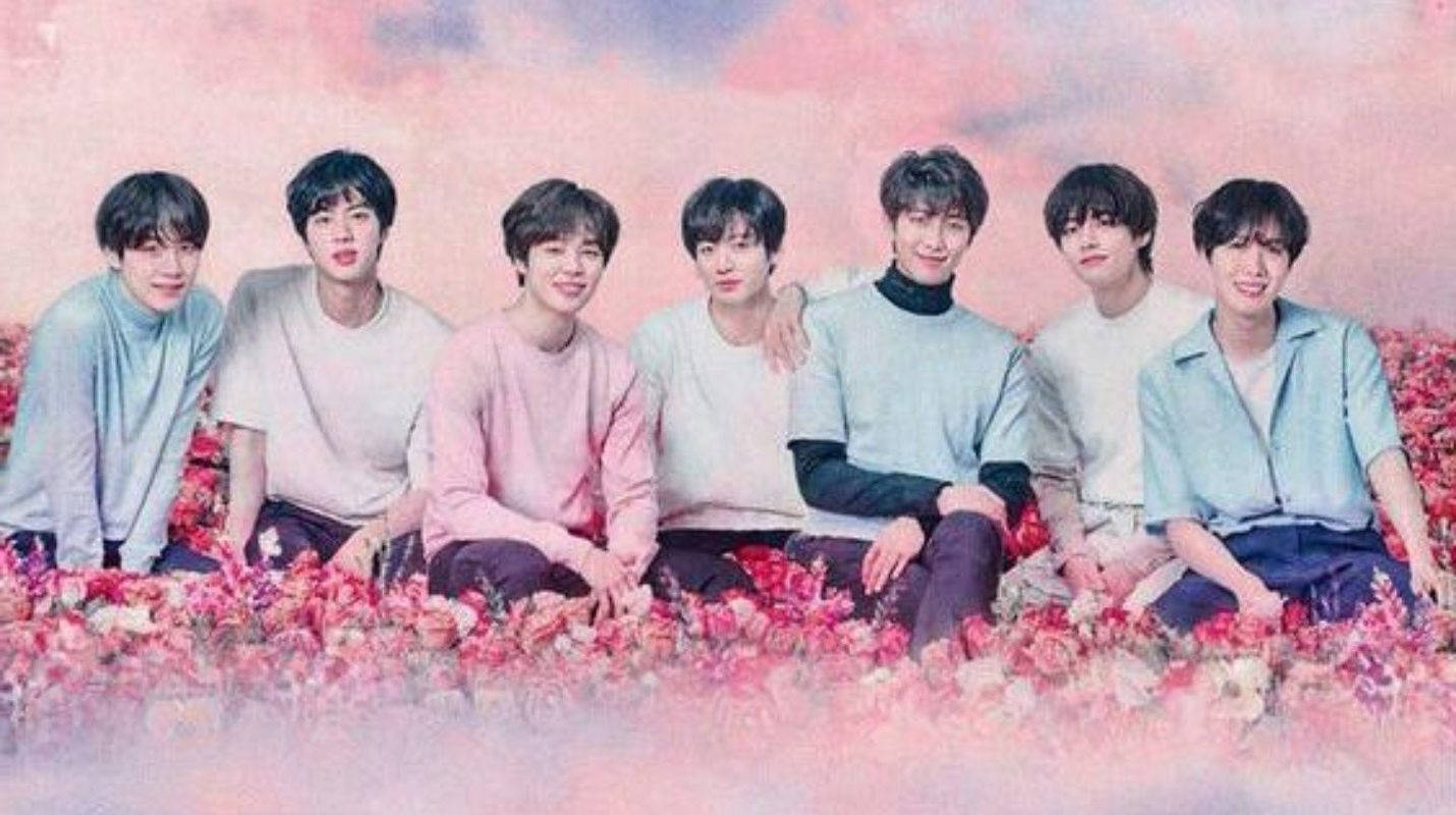 להקת BTS חמודה בשדה פרחים ורודים