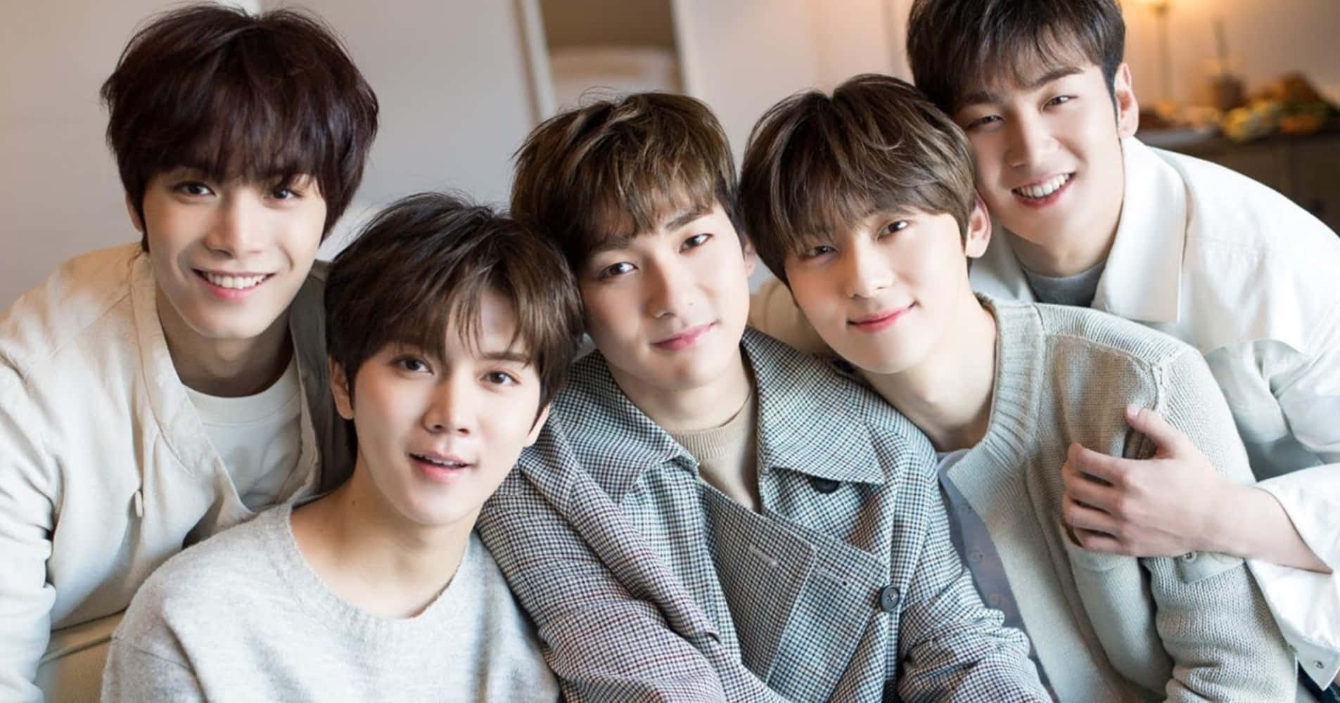 להקת המוזיקה NU'EST בהופעה טפט