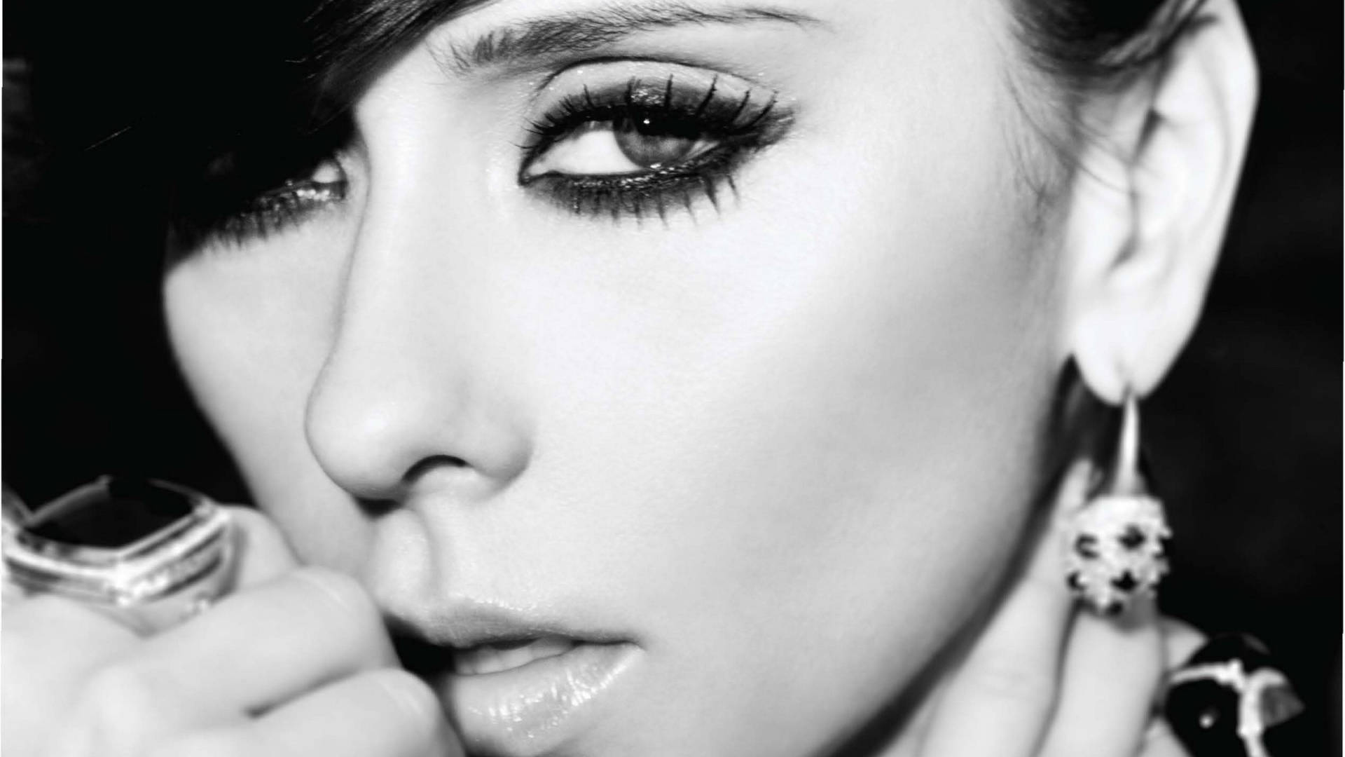 מבט מסנוור של ג'ניפר לאב יוויט טפט