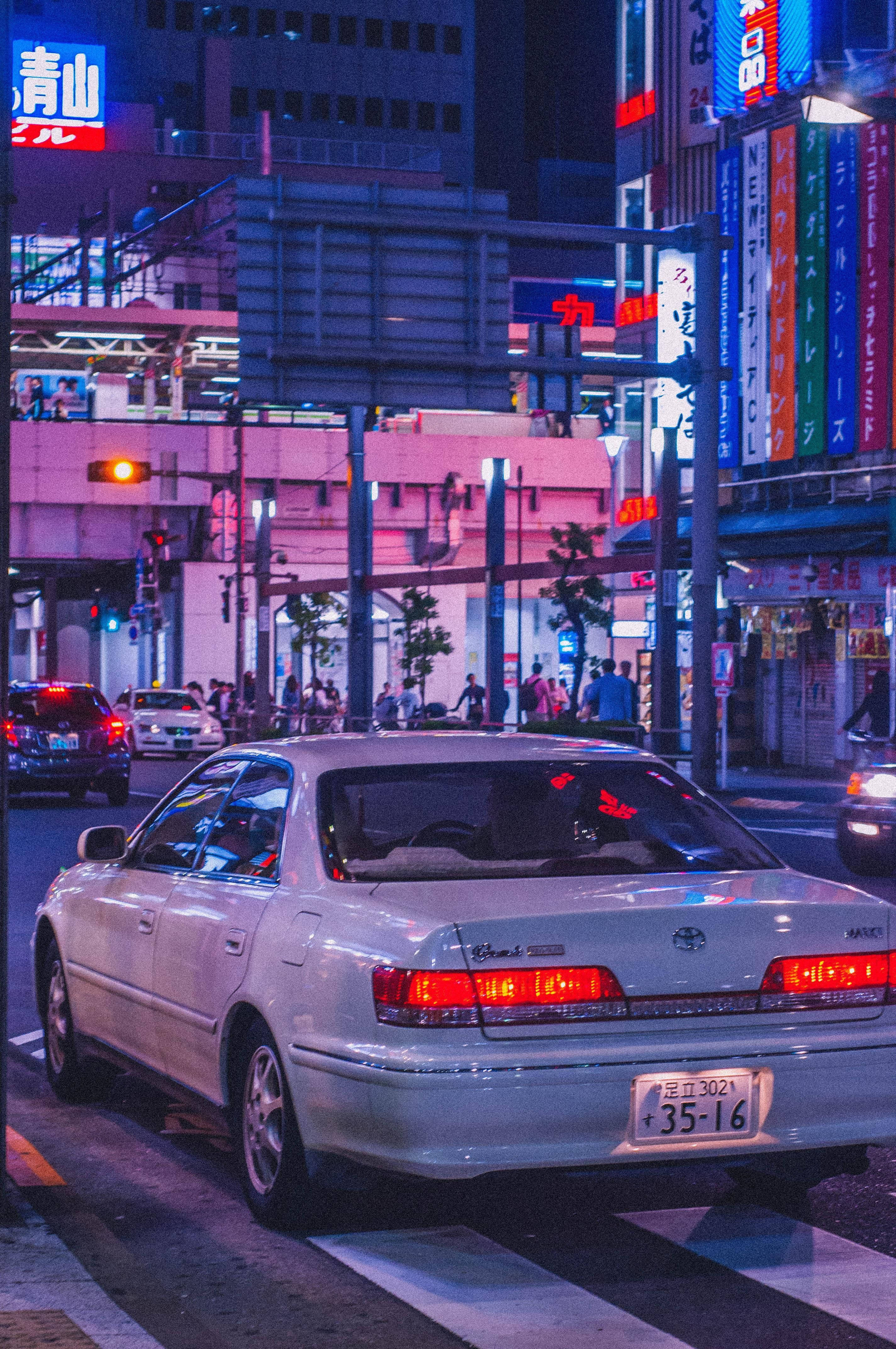 מכונית JDM בעיר לילית אסתטית טפט