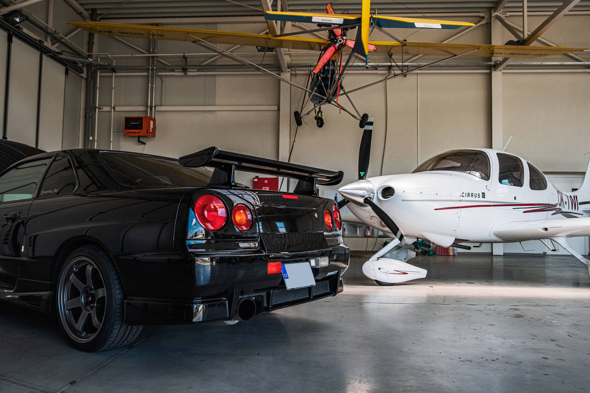 ניסאן סקייליין GTR R34 בהאנגר