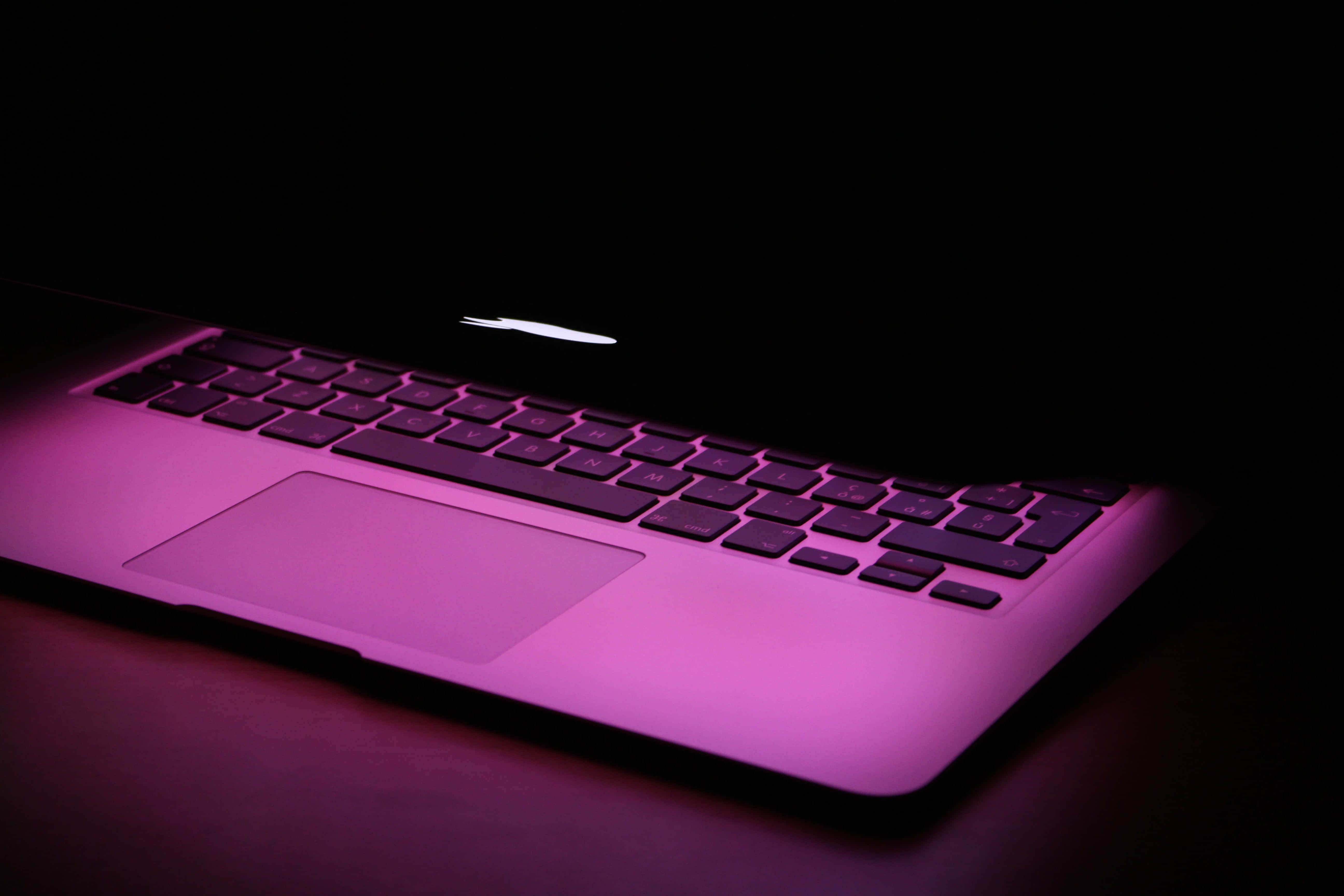 עיצוב מינימליסטי עם מחשב נייד מסוג Macbook טפט