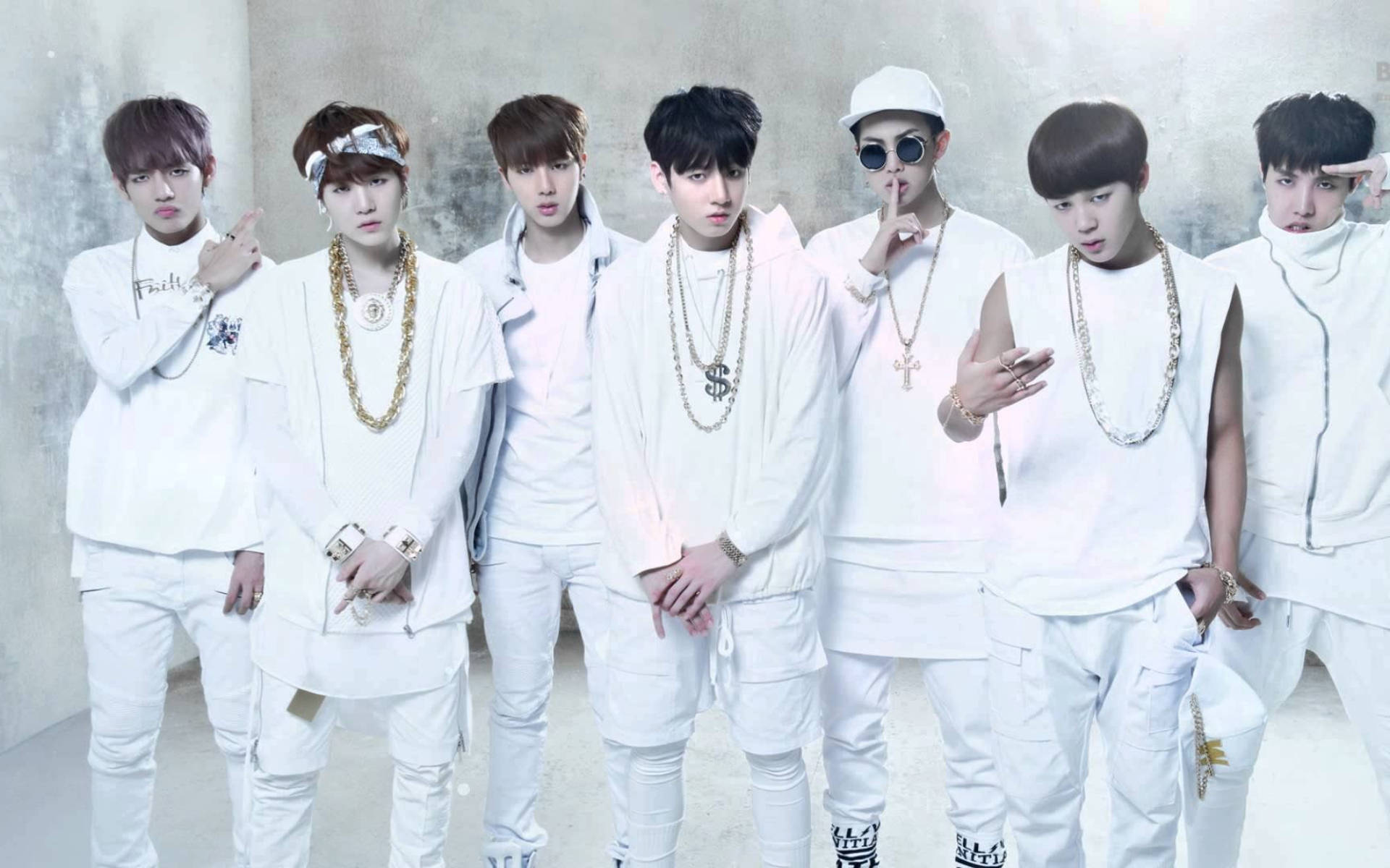 תמונת קבוצת BTS בלבן טפט