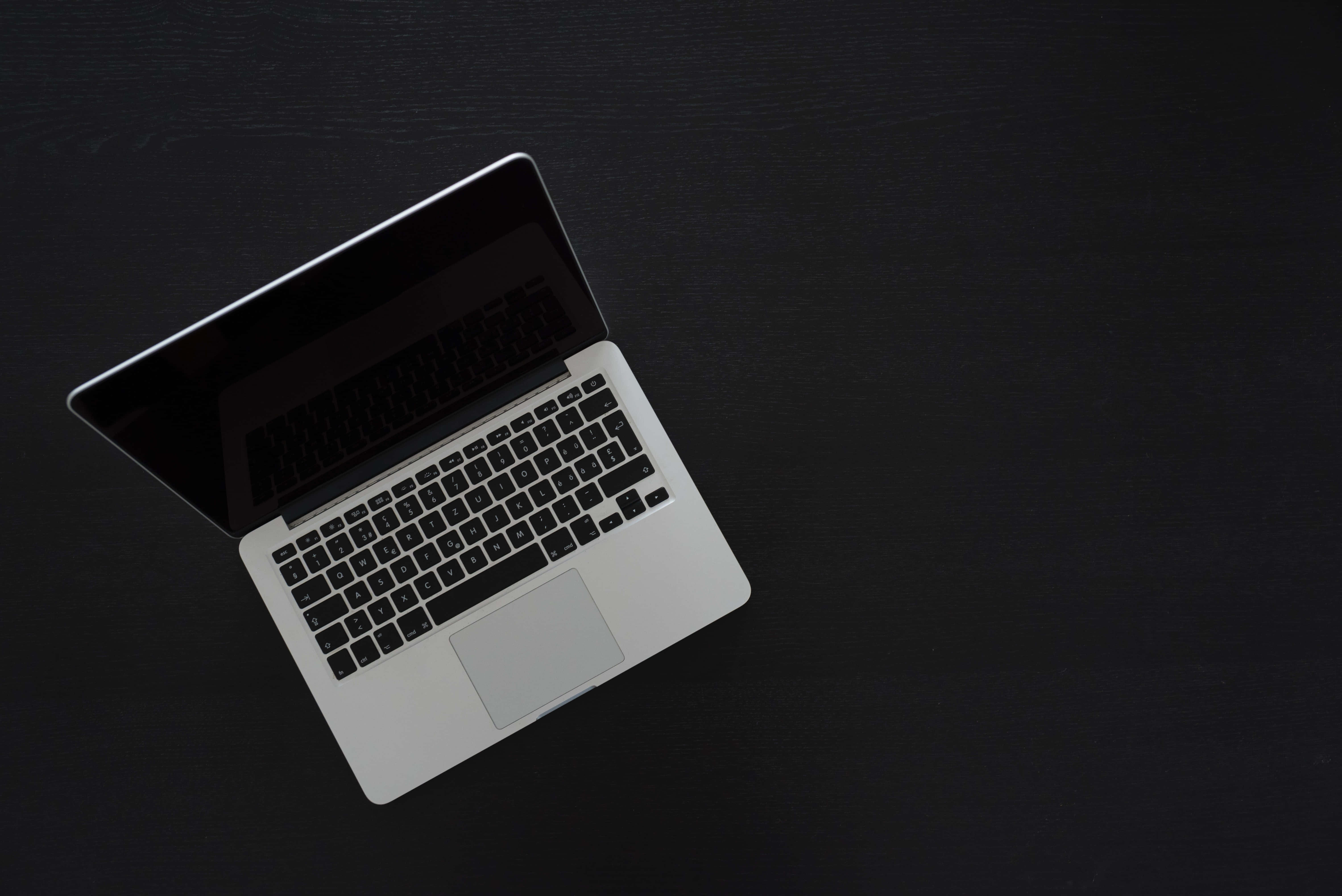 תצוגה שובתת של עמדת עבודה אסתטית עם MacBook טפט