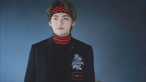 BTS V חמוד בשחור ואדום