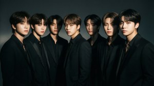 BTS בחליפות שחורות אלגנטיות עם תאורת נואר דרמטית.