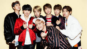 BTS חמודים מצטלמים על רקע צהוב