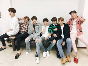 BTS מצטלמים חמודים מאחורי הקלעים