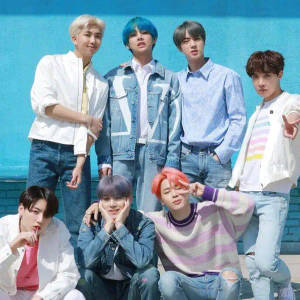 BTS מצטלמים יחד בחמידות על רקע קיר כחול — BTS למחשב שולחני טפט