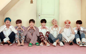 BTS שולחן עבודה סימני לב ליד דלת — BTS למחשב שולחני טפט