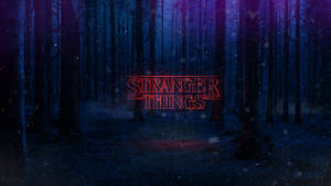 Stranger Things 4K לוגו ביער — כחול כהה אסתטי טפט