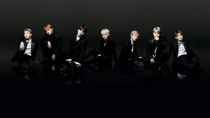 חברי BTS למחשב נייד בשחור על רצפה שחורה — BTS מחשב נייד טפט