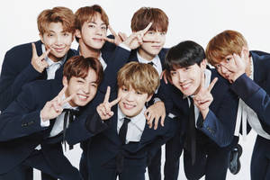 מחשב נייד BTS עם סימן שלום — אסתטיקת BTS טפט