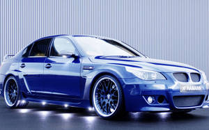 מכונית BMW Hamann כחולה טהורה על רקע כחול