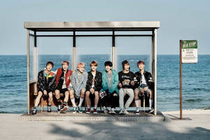 נוף אביבי עם BTS על מחשב נייד