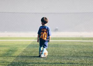 ילד אוהד כדורגל בחולצת ליונל מסי, טפט לשולחן העבודה.