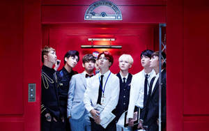 קבוצת BTS חמודה במעלית אדומה — BTS טפט