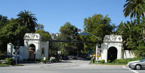טפט שער הכניסה לבל-אייר בשדרות סאנסט