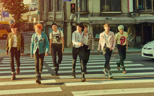 טפט תמונת קבוצת BTS במעבר חצייה — תמונת קבוצת BTS GIF טפט